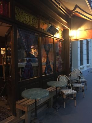 Outdoor sitting  at Table Metis in Paris