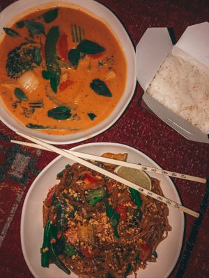 pad thai & the dreamiest curry🤩 at Lemongrass in Annapolis