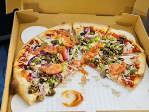 Delicious vegan pizza and buffalo chicken wings! #Veganuary at Troy's Italian Kitchen in Arlington