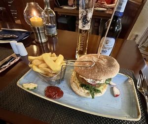 Burger (Kichererbse) mit Pommes  at Banzino im Hotel zur Post in Bansin
