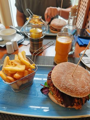 Veganer Bohnen-Burger mit Pommes Frites at Banzino im Hotel zur Post in Bansin