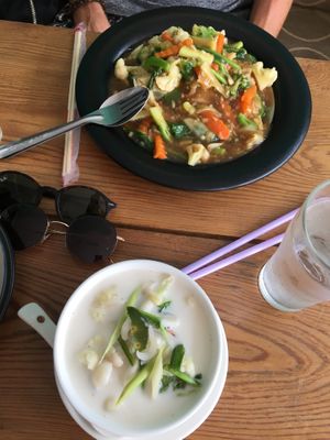Curry nr 4 (ask without fish sauce) and “the second option on the noodle menu” (we forgot the name!)  at Happy Mango in Vang Vieng