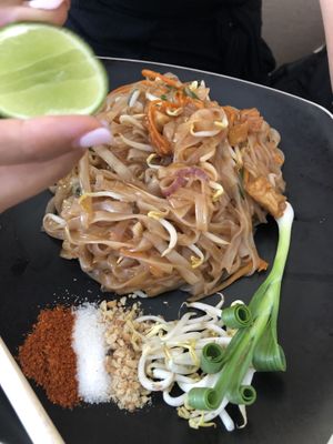 פאד תאי עם טופו - לא אהבנו את המנה at Happy Mango in Vang Vieng