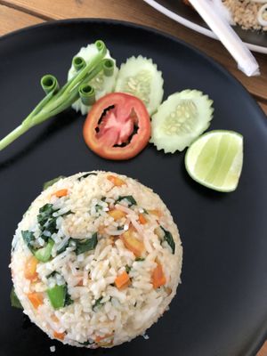 אורז מטוגן- מנה טעימה אך משעממת at Happy Mango in Vang Vieng