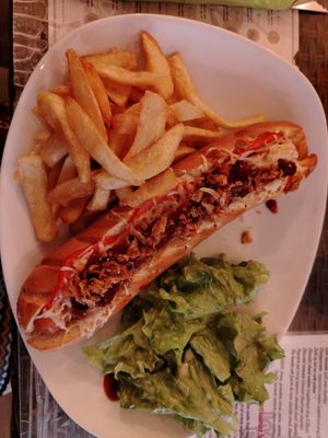 Hot dog vegetariano con patatine e insalata at La Compagnie des Chats in Avignon