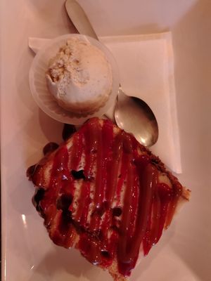 Pain perdu con coulis di frutti rossi e caramello al burro salato accompagnato da gelato alla vaniglia at La Compagnie des Chats in Avignon