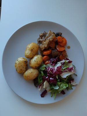 Bourguignon stew with potatoes and salad at Puhuri By Tartine in Helsinki