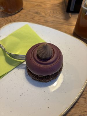 Vegan raw blueberry cakee  at K5 Restavracija in Kavarna in Trbovlje