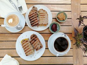 Bananenbrot und Humusschnitte mit Grillgemüse  at Cafe Hilda in Kiel