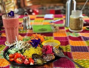 Tempeh Platter & Sunburst Smoothie at Blossom Cafe in Pai