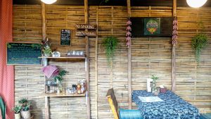 Interior decor and signage (including a commitment to good quality ingredients) at Blossom Cafe in Pai