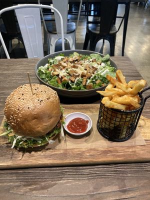 Jackfruit burger, für meinen Geschmack zu scharf aber trotzdem gut. Salat mit tempeh  at Gorilla Kitchen in Auckland