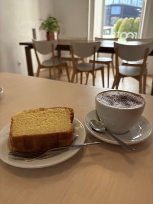 Cappuccino und Orange Cake! 😋  at Roots Cafe in Cascais