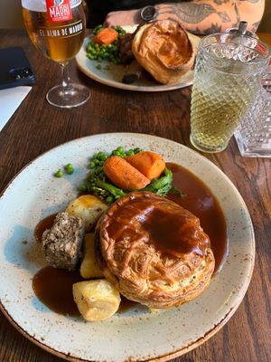 Unbelievable vegan roast dinner, the mushroom bourguignon Wellington was amazing. Highly recommend!  at Tigers Head in Chislehurst
