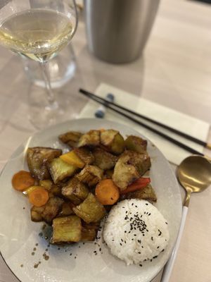 une aubergine à la sauce soja sucrée, comme vous n’en avez jamais mangé (accompagnée d’un délicieux Chablis réserve) at Namo Toyodoo in Besancon