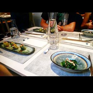 Gauche : rouleaux crystal / droite : salade d'épinard sauce sésame at Namo Toyodoo in Besancon