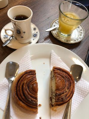 Cinnamon roll y café (promo) at Samadhi Veggie Food in Lima