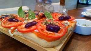 Pizza at Samadhi Veggie Food in Lima