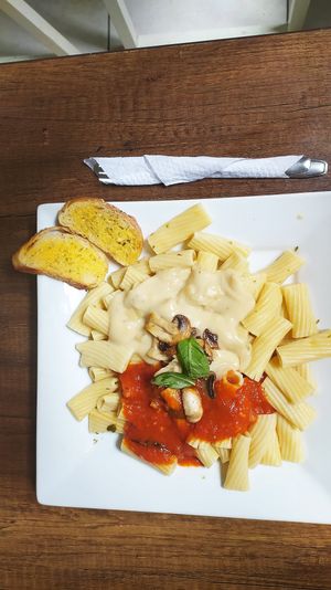 Rigatoni en salsa bechamel y napolitana at Samadhi Veggie Food in Lima