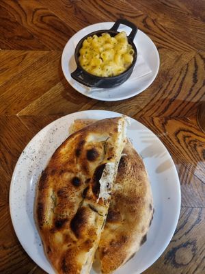 Mac and cheese and garlic bread at Pizza Punks in Belfast