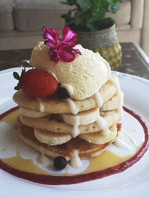 Berry Pancakes at Meraki Market Cafe in Paphos