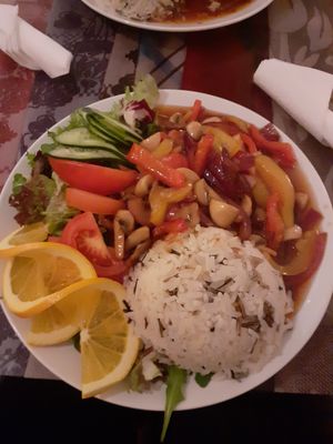 vegan wok with sweet chili sauce, rice and salad. They also had latte with oat milk or soy milk at Stasjonen in Lillehammer