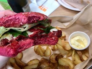 Monna Lisa Burger, whit tunrip patty (organic!!), confit tomatoes and cocktail sauce. The pink color comes from radish, apple and black currant. Amazing! at Vita Italian Burger in Milan