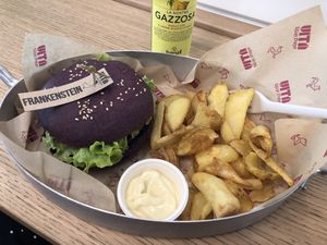 Frankenstein burger with chips at Vita Italian Burger in Milan