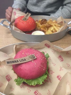 Burgers and chips at Vita Italian Burger in Milan