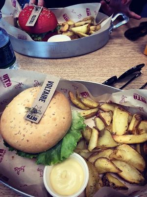 Burger Voltaire e Tolstoj at Vita Italian Burger in Milan