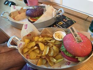 Tesla burger (purple) and Monna Lisa at Vita Italian Burger in Milan