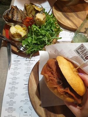 Panini mit selbstgemachter Lupienenwurst at Pan8 in Bologna