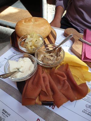 PaniniTeller mit Vurst und Väse aus Lupienen at Pan8 in Bologna
