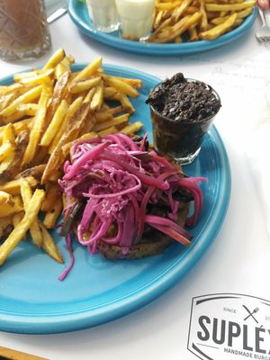 Soja burger with tapenade at Supléxio in Sao Miguel