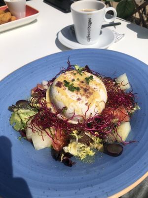 salad with vegan burrata (15,50€)  at Takuara in Badalona