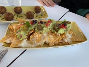 Nachos with vegan cheese and guacamole at Takuara in Badalona