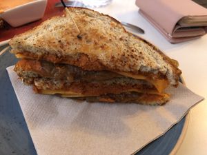 Sándwich de paté de tomate, queso vegano y cebolla caramelizada. Lo recomiendo mucho at Takuara in Badalona