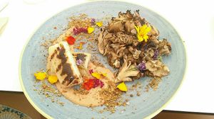 Plato principal, seta maitake a la brasa at Takuara in Badalona