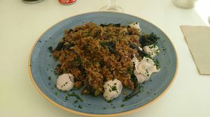 Arroz de trompetas de la muerte con allioli vegano at Takuara in Badalona