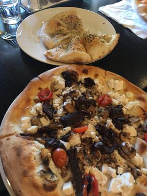 Vegan garlic bread and pizza at La Pizzeria in Campbell