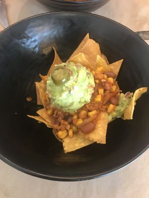 Nachos con guacamole y alubias at La Huella Vegana - Las Rozas in Madrid