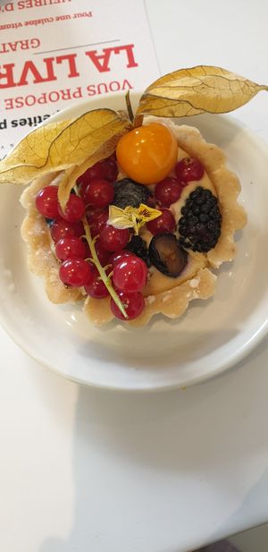 Tartelette fruits rouges at Les Petites Patisseries in Paris