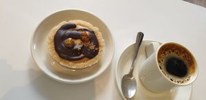 Tartelette chocolat et cacahuètes at Les Petites Patisseries in Paris