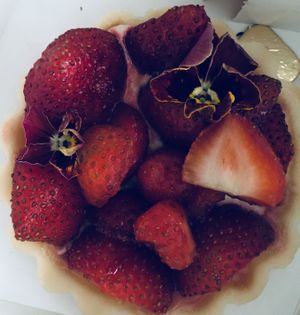  Tarte fraise at Les Petites Patisseries in Paris