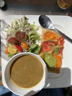 Soupe lentilles-coco-curry, focaccia tomates au pesto et salade sarrasin-crudités   at Harmonika in Dinan