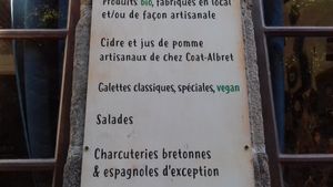 vegan is specified in green on the wall at Harmonika in Dinan
