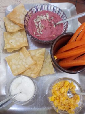 Starter: homemade nachos, carrot sticks and 3 dips at O Burrito in Coimbra