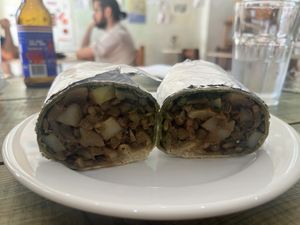 burrito Nelson de lentejas, champiñones, patata y pesto de espinacas  at O Burrito in Coimbra