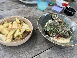 Artisjoke and eggplant with hummus  at Murni Food in Antwerpen