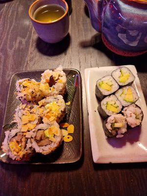 Uramaki mit Trüffel, Austernpilz und Hosomaki mit Avocado, Gurke at Kansha in Munich